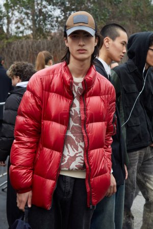 Foto de MILAN, ITALY - JANUARY 15, 2023: Top model with red padded jacket before Etro fashion show, Milan Fashion Week street style - Imagen libre de derechos