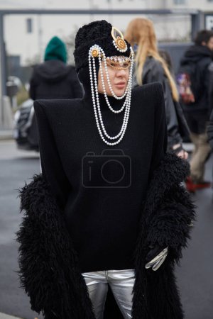 Téléchargez les photos : MILAN, ITALY - JANUARY 15, 2023: Woman with black fur coat and hat with pearls necklaces before Prada fashion show, Milan Fashion Week street style - en image libre de droit