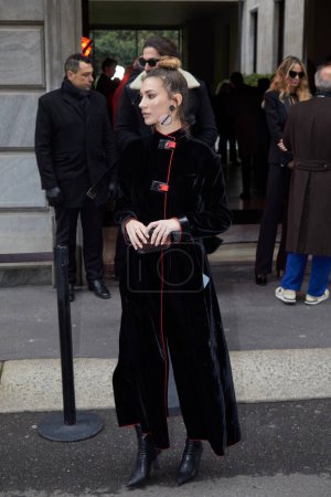 Téléchargez les photos : MILAN, ITALY - JANUARY 16, 2023: Woman with black velvet coat before Giorgio Armani fashion show, Milan Fashion Week street style - en image libre de droit