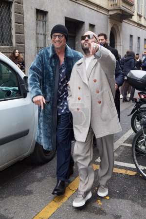 Téléchargez les photos : MILAN, ITALIE - 16 JANVIER 2023 : Biagio Antonacci et Giuliano Sangiorgi après Giorgio Armani défilé de mode, Milan Fashion Week street style - en image libre de droit