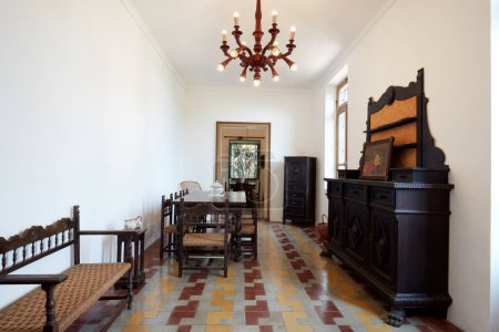 Téléchargez les photos : Grande salle à manger dans appartement intérieur dans ancienne maison de campagne - en image libre de droit