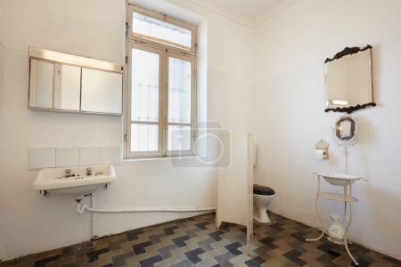 Téléchargez les photos : Salle de bain dans appartement intérieur dans ancienne maison de campagne - en image libre de droit