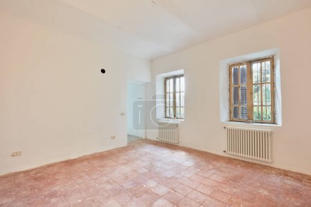 Foto de Habitación vacía en el interior del apartamento en la antigua casa de campo - Imagen libre de derechos