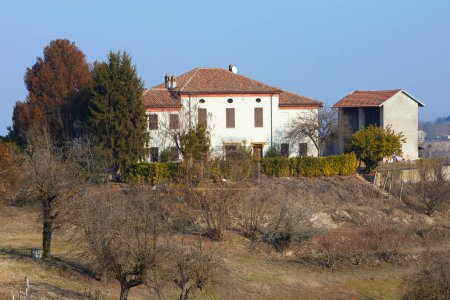 Foto de Old country house in a sunny autumn day, clear blue sky in Italy - Imagen libre de derechos