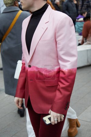 Téléchargez les photos : MILAN, ITALIE - 22 FÉVRIER 2023 : Homme à mi-veste rose et rouge foncé et col roulé noir avant le défilé de mode Alberta Ferretti, Milan Fashion Week street style - en image libre de droit