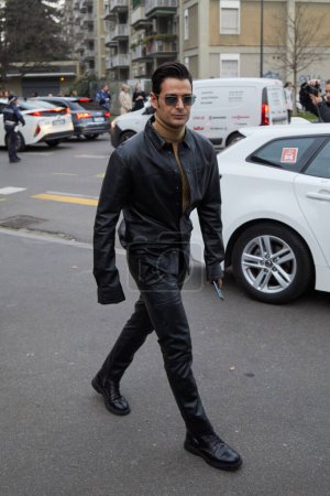 Téléchargez les photos : MILAN, ITALIE - 22 FÉVRIER 2023 : Frank Galluccio avec veste et pantalon en cuir noir avant le défilé de mode Alberta Ferretti, Milan Fashion Week street style - en image libre de droit