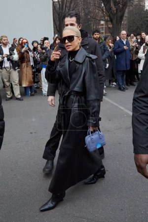 Téléchargez les photos : MILAN, ITALIE - 22 FÉVRIER 2023 : Caro Daur avec un trench-coat en cuir noir avant le défilé de mode Alberta Ferretti, Milan Fashion Week street style - en image libre de droit