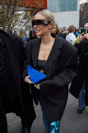 Foto de MILÁN, ITALIA - 22 DE FEBRERO DE 2023: Leonie Hanne con bolso azul y gafas de sol Dolce y Gabbana antes del desfile de moda Alberta Ferretti, Milan Fashion Week street style - Imagen libre de derechos