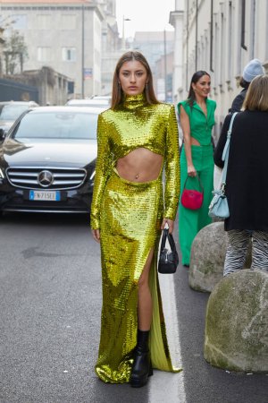 Téléchargez les photos : MILAN, ITALIE - 23 FÉVRIER 2023 : Anna Martin avec robe à paillettes jaune vert avant le défilé de mode Genny, Milan Fashion Week street style - en image libre de droit