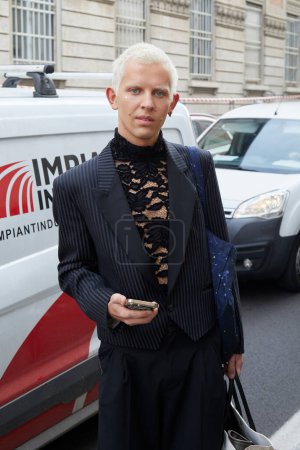 Téléchargez les photos : MILAN, ITALIE - 23 FÉVRIER 2023 : Homme avec veste à rayures et chemise en dentelle noire avant le défilé de mode Genny, Milan Fashion Week street style - en image libre de droit