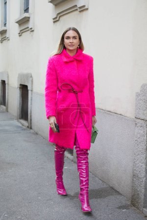 Foto de MILÁN, ITALIA - 23 DE FEBRERO DE 2023: Nina Suess antes del desfile de moda Genny, Milan Fashion Week street style - Imagen libre de derechos