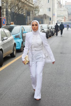 Téléchargez les photos : MILAN, ITALIE - 23 FÉVRIER 2023 : Femme avec veste blanche, pantalon et foulard avant le défilé de mode Genny, Milan Fashion Week street style - en image libre de droit