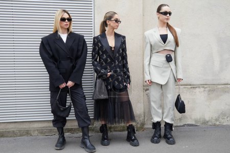 Téléchargez les photos : MILAN, ITALIE - 23 FÉVRIER 2023 : Femmes avec des sacs Prada avant le défilé de mode Prada, Milan Fashion Week street style - en image libre de droit