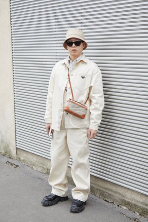 Téléchargez les photos : MILAN, ITALIE - 23 FÉVRIER 2023 : Homme avec veste et pantalon Prada beige avant le défilé Prada, Milan Fashion Week street style - en image libre de droit
