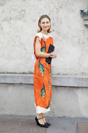 Téléchargez les photos : MILAN, ITALIE - 23 FÉVRIER 2023 : Jenny Walton avant Prada fashion show, Milan Fashion Week street style - en image libre de droit