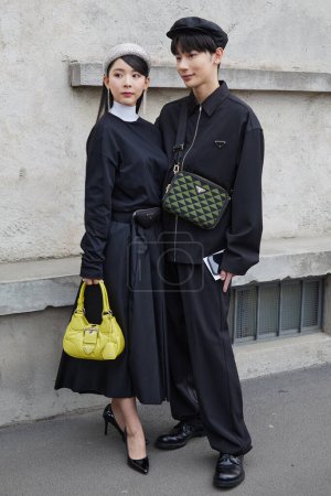 Foto de MILÁN, ITALIA - 23 DE FEBRERO DE 2023: Michi y Yoshiaki antes del desfile de moda Prada, Milan Fashion Week street style - Imagen libre de derechos