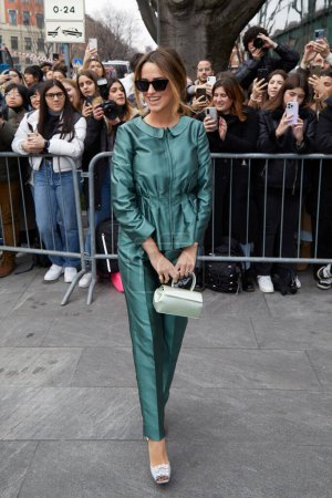 Téléchargez les photos : MILAN, ITALIE - 23 FÉVRIER 2023 : Invité avec veste verte et trotteurs avant le défilé Emporio Armani, Milan Fashion Week street style - en image libre de droit