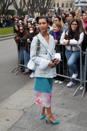 Téléchargez les photos : MILAN, ITALIE - 23 FÉVRIER 2023 : Molly Chiang avant le défilé Emporio Armani, Milan Fashion Week street style - en image libre de droit