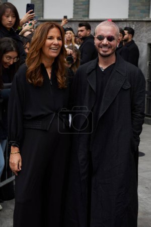 Téléchargez les photos : MILAN, ITALIE - 23 FÉVRIER 2023 : J Balvin et Roberta Armani avant le défilé Emporio Armani, Milan Fashion Week street style - en image libre de droit
