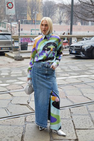 Téléchargez les photos : MILAN, ITALIE - 24 FÉVRIER 2023 : Femme avec jupe en denim bleu et chemise colorée avant le défilé Sportmax, Milan Fashion Week street style - en image libre de droit
