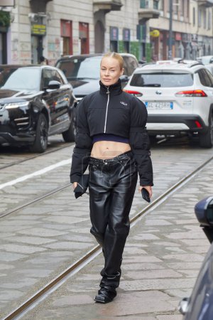Téléchargez les photos : MILAN, ITALIE - 24 FÉVRIER 2023 : Thora Valdimars avec veste noire et pantalon en cuir avant le défilé Sportmax, Milan Fashion Week street style - en image libre de droit