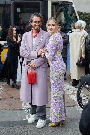 Foto de MILÁN, ITALIA - 24 DE FEBRERO DE 2023: Simone Marchetti y Valentina Ferragni antes del desfile de moda Sportmax, Milan Fashion Week street style - Imagen libre de derechos