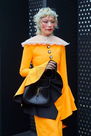 Téléchargez les photos : MILAN, ITALIE - 24 FÉVRIER 2023 : Kicki Yang Zhang avant le défilé de mode Gucci, Milan Fashion Week street style - en image libre de droit