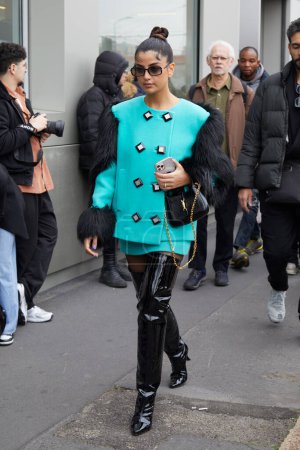 Foto de MILÁN, ITALIA - 24 DE FEBRERO DE 2023: Mujer con chaqueta y falda de color turquesa antes del desfile de moda de Gucci, Milan Fashion Week street style - Imagen libre de derechos