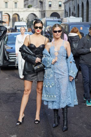 Téléchargez les photos : MILAN, ITALIE - 25 FÉVRIER 2023 : Marta Lozano et Tereza Gonzales avec robe en cuir noir et robe en dentelle bleu clair avant le défilé Ermanno Scervino, Milan Fashion Week street style - en image libre de droit