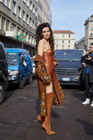 Téléchargez les photos : MILAN, ITALIE - 25 FÉVRIER 2023 : Paola Turani avant le défilé Ermanno Scervino, Milan Fashion Week street style - en image libre de droit