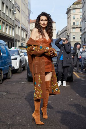 Foto de MILÁN, ITALIA - 25 DE FEBRERO DE 2023: Paola Turani antes del desfile de moda Ermanno Scervino, Milan Fashion Week street style - Imagen libre de derechos