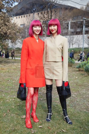 Téléchargez les photos : MILAN, ITALIE - 25 FÉVRIER 2023 : Ami et Aya Suzuki, Amiaya avant le défilé Ferragamo, Milan Fashion Week street style - en image libre de droit
