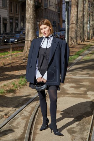 Téléchargez les photos : MILAN, ITALIE - 25 FÉVRIER 2023 : Femme avec des chaussures Balenciaga noires et pointues avant le défilé Dolce et Gabbana, Milan Fashion Week street style - en image libre de droit