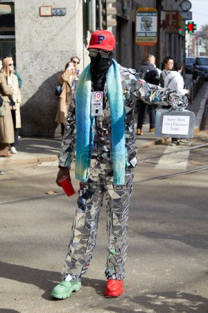 Foto de MILÁN, ITALIA - 25 DE FEBRERO DE 2023: Hombre con chaqueta y pantalones cubiertos de espejos antes de Dolce y Gabbana desfile de moda, Milan Fashion Week street style - Imagen libre de derechos