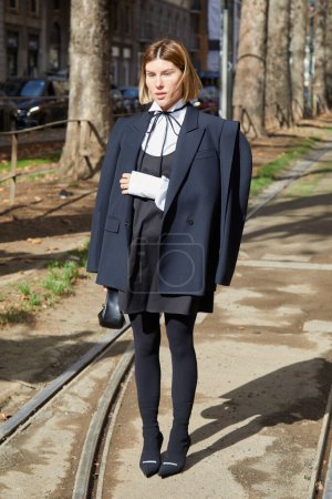 Téléchargez les photos : MILAN, ITALIE - 25 FÉVRIER 2023 : Femme avec des chaussures Balenciaga noires et pointues avant le défilé Dolce et Gabbana, Milan Fashion Week street style - en image libre de droit
