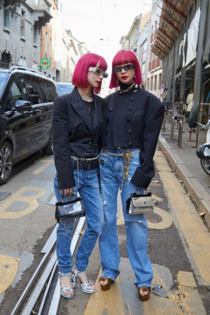 Téléchargez les photos : MILAN, ITALIE - 25 FÉVRIER 2023 : Ami et Aya Suzuki avant le défilé Dolce et Gabbana, Milan Fashion Week street style - en image libre de droit