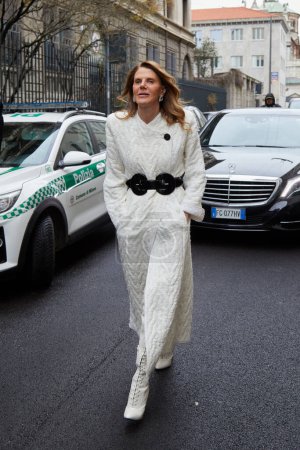 Téléchargez les photos : MILAN, ITALIE - 26 FEVRIER 2023 : Anna Dello Russo avant le défilé de mode Luisa Spagnoli, Milan Fashion Week street style - en image libre de droit