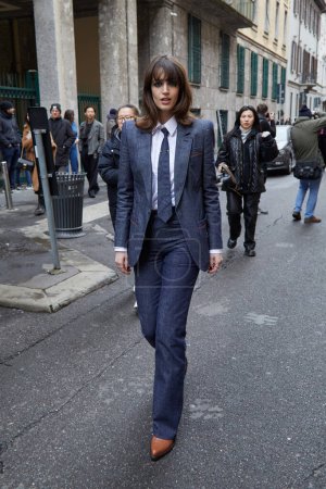 Téléchargez les photos : MILAN, ITALIE - 26 FÉVRIER 2023 : Greta Ferro avant le défilé de Giorgio Armani, Milan Fashion Week street style - en image libre de droit