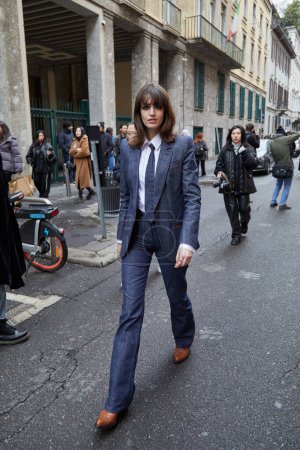 Téléchargez les photos : MILAN, ITALIE - 26 FÉVRIER 2023 : Greta Ferro avant le défilé de Giorgio Armani, Milan Fashion Week street style - en image libre de droit