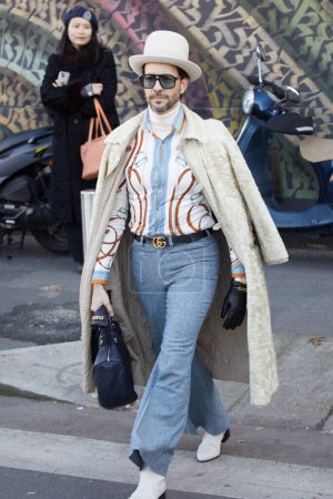 Téléchargez les photos : MILAN, ITALIE - 12 JANVIER 2024 : Ulisses de Melo avant le défilé de mode Gucci, Milan Fashion Week street styl - en image libre de droit