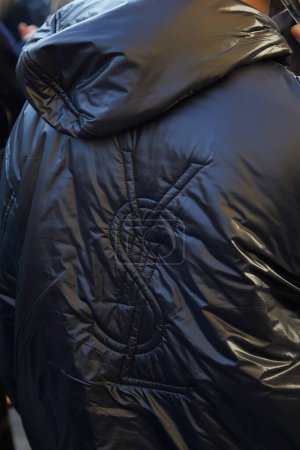 Téléchargez les photos : MILAN, ITALIE - 13 JANVIER 2024 : Homme avec Yves Saint Laurent veste soufflante noire avec logo avant le défilé MSGM, Milan Fashion Week street style - en image libre de droit