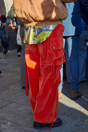 Téléchargez les photos : MILAN, ITALIE - 13 JANVIER 2024 : Homme avec pantalon cargo en velours orange et veste en daim beige avant le défilé MSGM, Milan Fashion Week street style - en image libre de droit