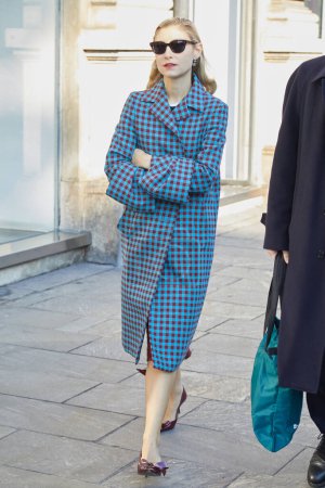 Téléchargez les photos : MILAN, ITALIE - 13 JANVIER 2024 : Jenny Walton avec un manteau à carreaux bleu et rouge avant le défilé MSGM, Milan Fashion Week street style - en image libre de droit