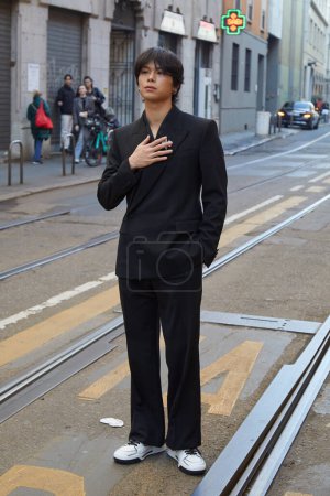 Téléchargez les photos : MILAN, ITALIE - 13 JANVIER 2024 : Glenn Yong avant le défilé Dolce and Gabbana, Milan Fashion Week street style - en image libre de droit