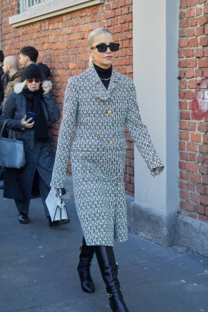 Téléchargez les photos : MILAN, ITALIE - 13 JANVIER 2024 : Caroline Daur avec le logo Fendi manteau à boutons dorés et sac blanc avant le défilé Fendi, Milan Fashion Week street style - en image libre de droit