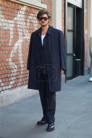 Téléchargez les photos : MILAN, ITALIE - 13 JANVIER 2024 : Homme avec manteau bleu et pantalon à rayures bleues avant le défilé de mode Fendi, Milan Fashion Week street style - en image libre de droit