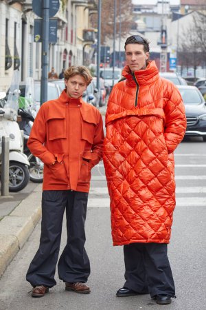 Foto de MILÁN, ITALIA - 14 DE ENERO DE 2024: Levi Hotho y Til Joseph antes del desfile de moda K-Way, Milan Fashion Week street style - Imagen libre de derechos