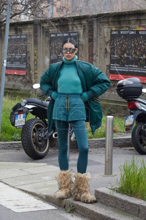 Foto de MILÁN, ITALIA - 14 DE ENERO DE 2024: Victoria Stella Doritou antes del desfile de moda K-Way, Milan Fashion Week street style - Imagen libre de derechos