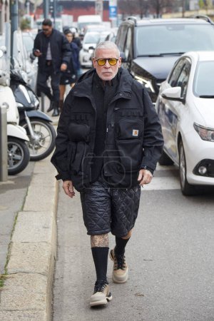 Téléchargez les photos : MILAN, ITALIE - 14 JANVIER 2024 : Nick Wooster avant le défilé K-Way, Milan Fashion Week street style - en image libre de droit