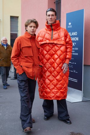 Téléchargez les photos : MILAN, ITALIE - 14 JANVIER 2024 : Levi Hotho et Til Joseph avant le défilé K-Way, Milan Fashion Week street style - en image libre de droit